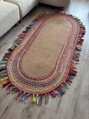 Şölen etnik el örgüsü renkli jüt yuvarlak kilim, saçaklı kenar detayı