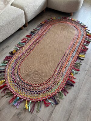 Şölen etnik el örgüsü renkli jüt yuvarlak kilim, saçaklı kenar detayı