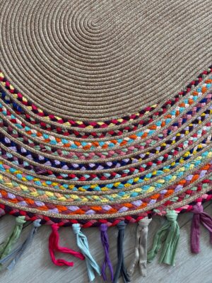 Şölen etnik el örgüsü renkli jüt yuvarlak kilim, saçaklı kenar detayı