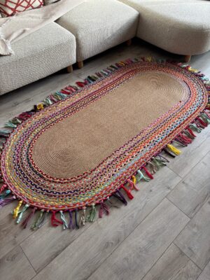 Şölen etnik el örgüsü renkli jüt yuvarlak kilim, saçaklı kenar detayı