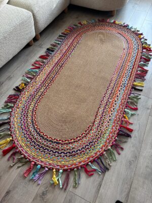 Şölen etnik el örgüsü renkli jüt yuvarlak kilim, saçaklı kenar detayı