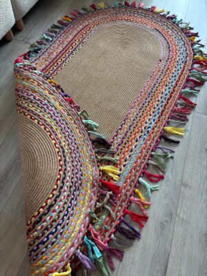 Şölen etnik el örgüsü renkli jüt yuvarlak kilim, saçaklı kenar detayı
